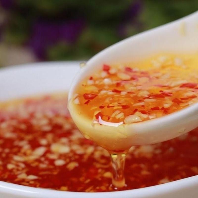 Nhiều loại ốc biển tươi sống được bày biện sẵn sàng cho chế biến tại một quán ốc ngon Sài Gòn, với các loại gia vị quen thuộc như sả, ớt, tắc